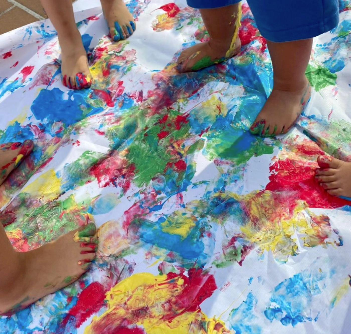 Niños construyendo con rodajas de tronco y hojas secas sobre la mesa