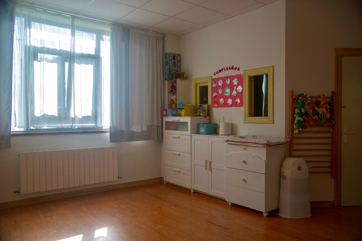Zona de cambio y aseo del aula de bebés, con el rincón de los cumpleaños
