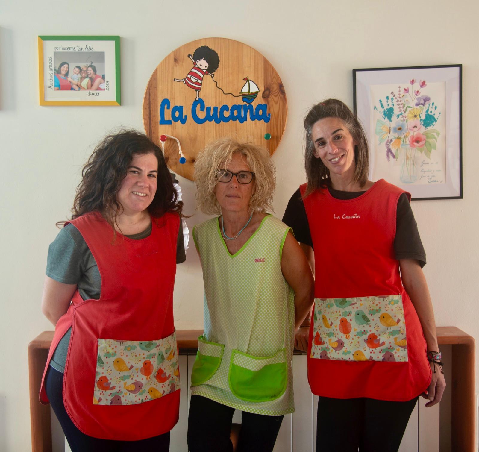 Las educadoras de La Cucaña en la entrada de la escuela