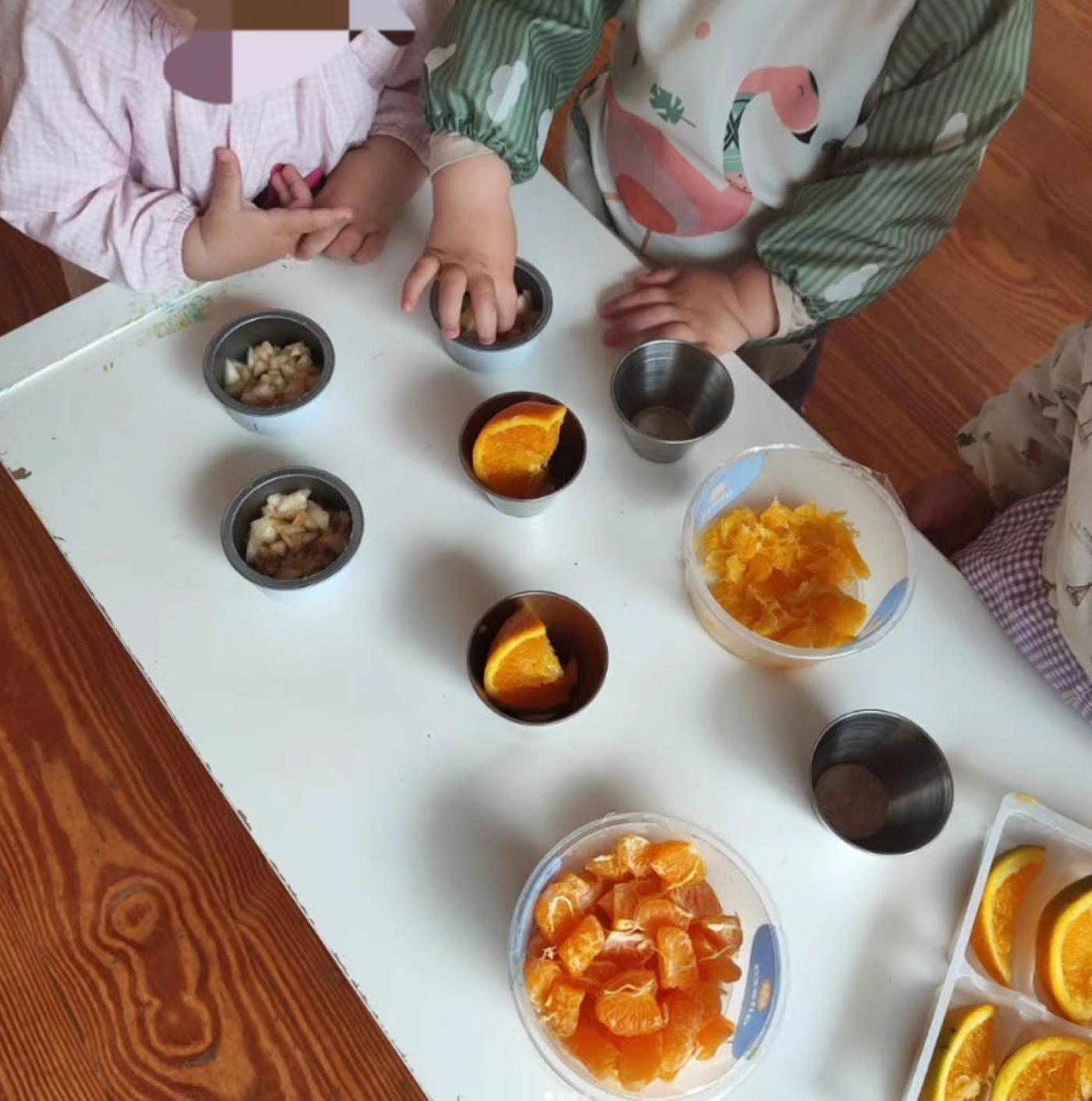 Cuencos con naranja y fruta troceada para la merienda